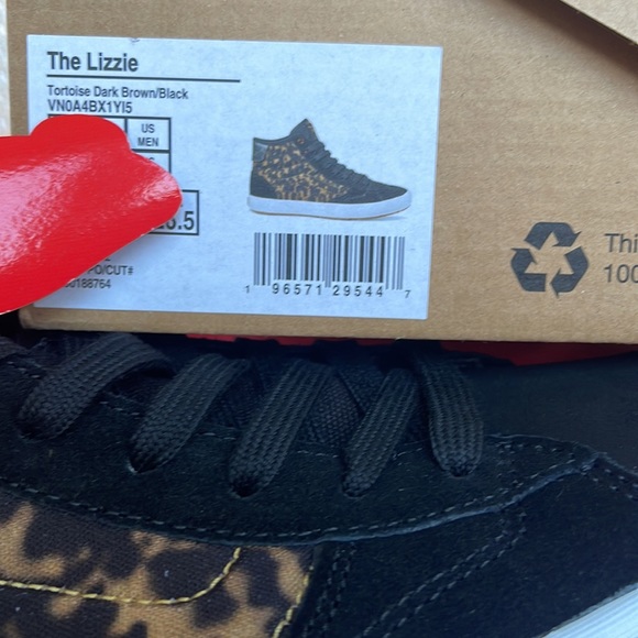 Vans WMNS The Lizzie
Tortoise Dark Brown/Black
VN0A4BX1YI5
Sneakers - Picture 16 of 16